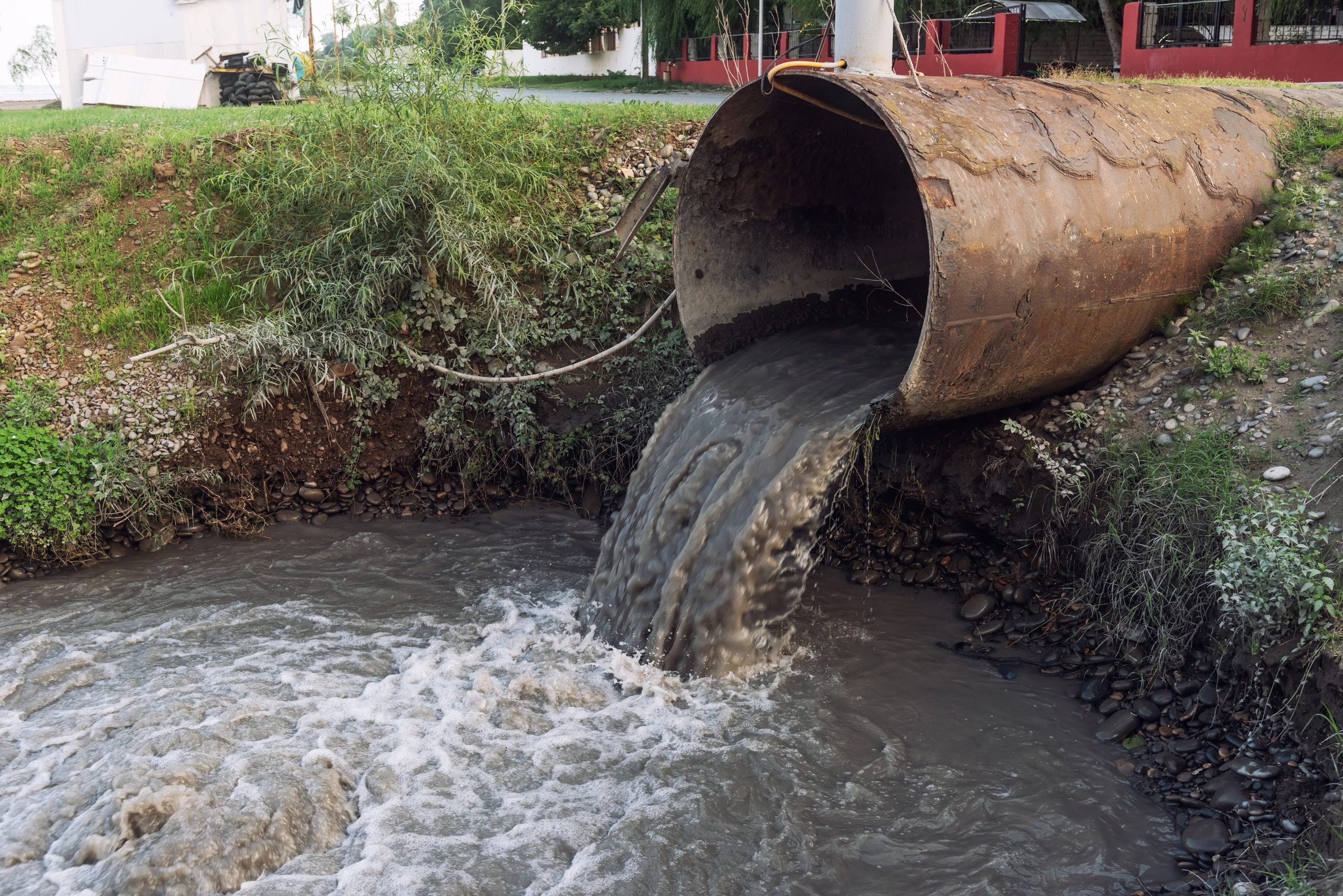 Вода из реки попадает. Сточные воды. Промышленные сточные воды. Неочищенные сточные воды. Сброс сточных вод.